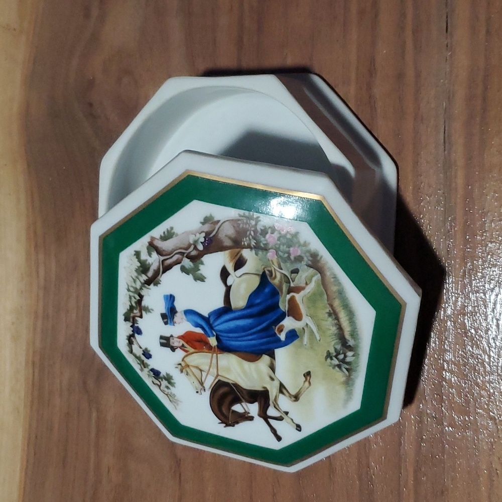 Vintage Southern Heirlooms Elizabeth Arden Equestrian Porcelain Powder Container
